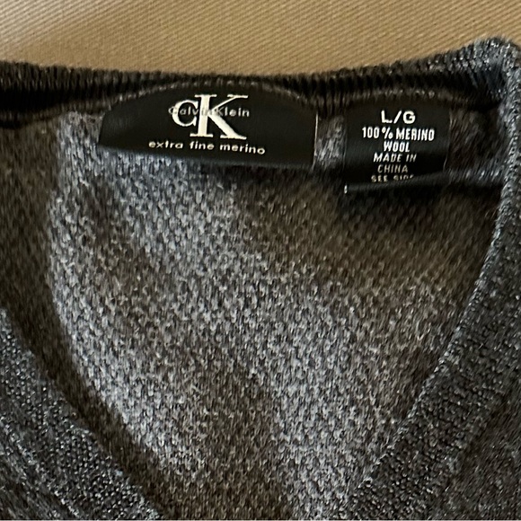 Calvin Klein Gray V-Neck Sweater size large nice sweater with fixable flaws - Picture 3 of 7
